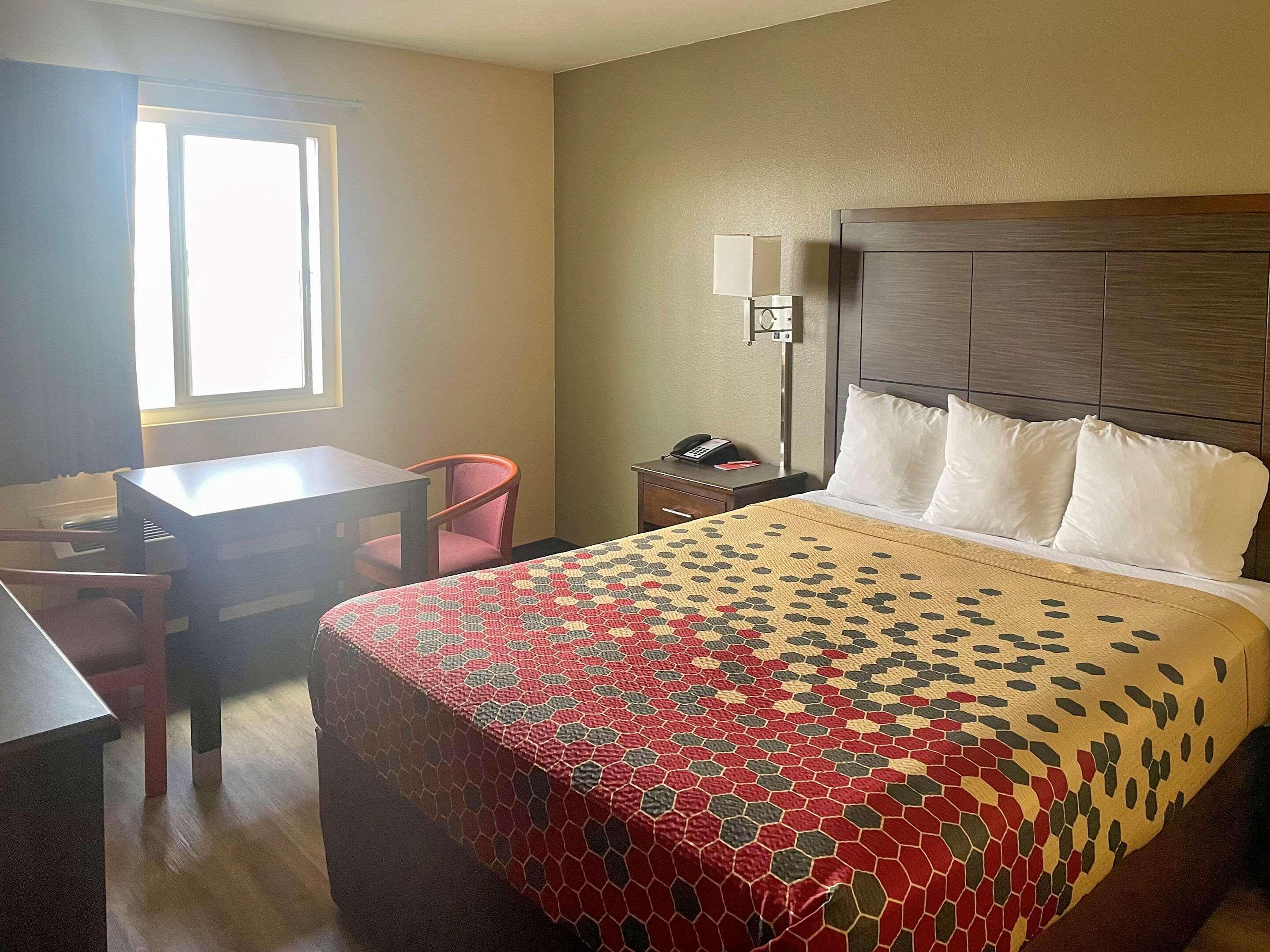 Econo Lodge Inn & Suites Corning Exterior photo