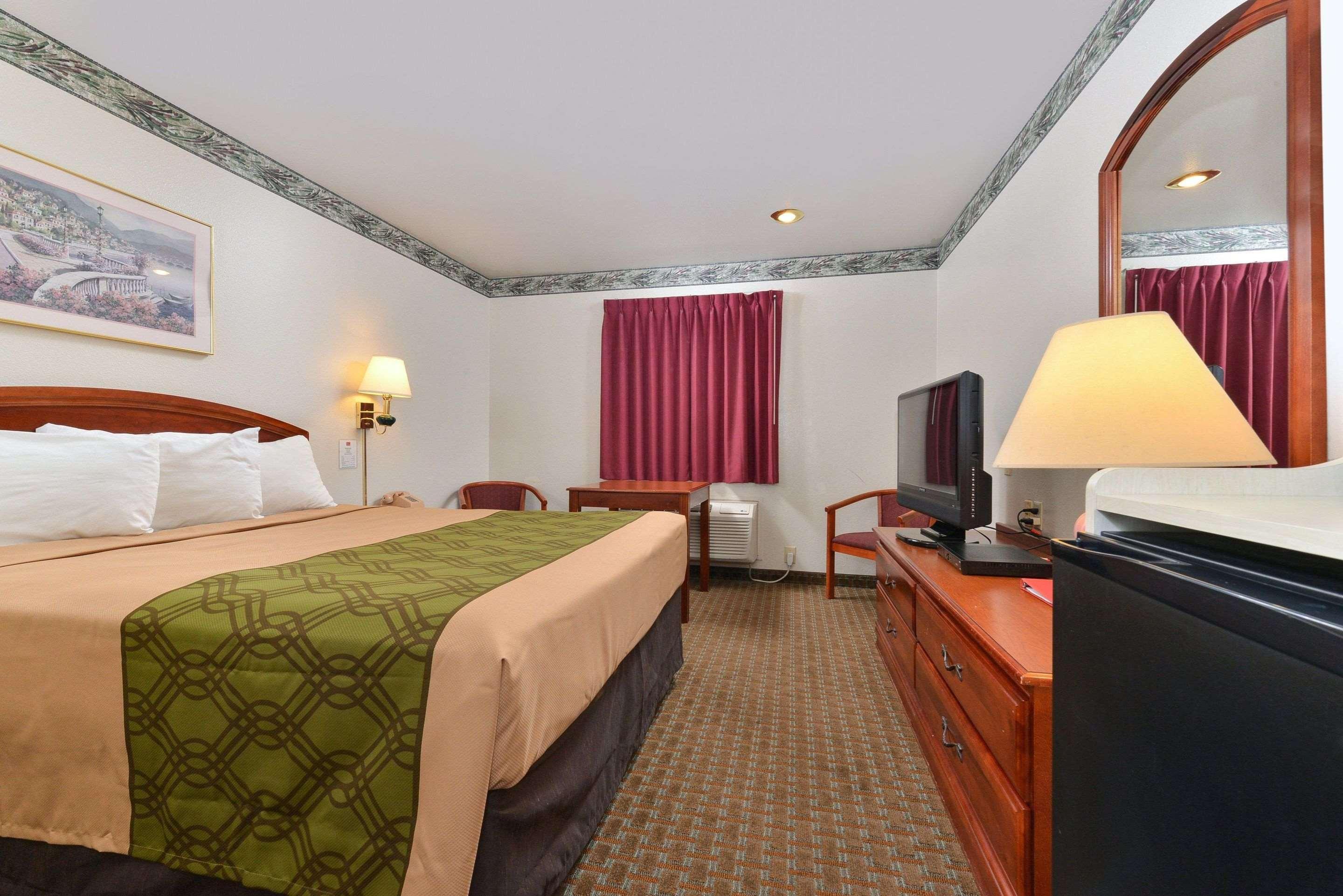 Econo Lodge Inn & Suites Corning Exterior photo