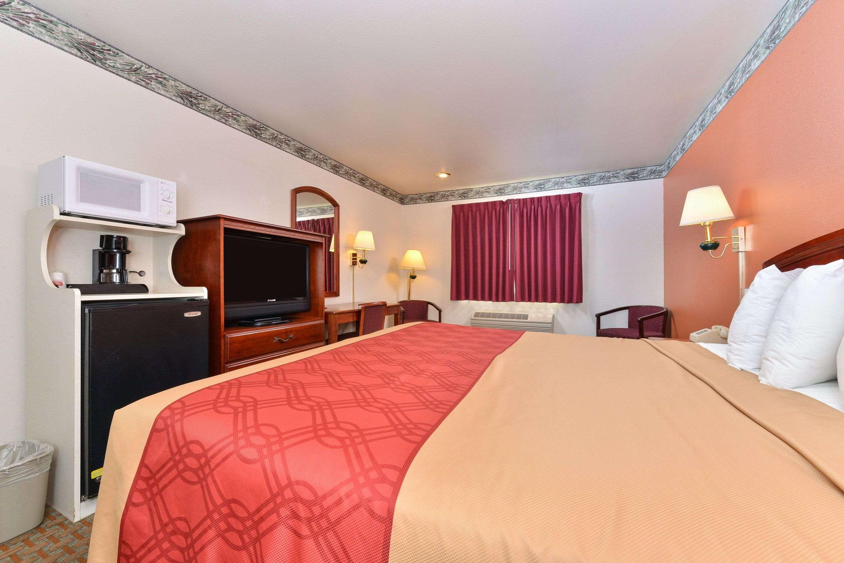 Econo Lodge Inn & Suites Corning Exterior photo