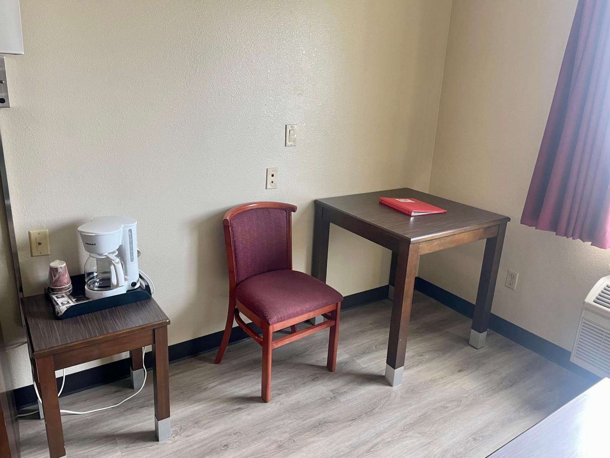 Econo Lodge Inn & Suites Corning Room photo