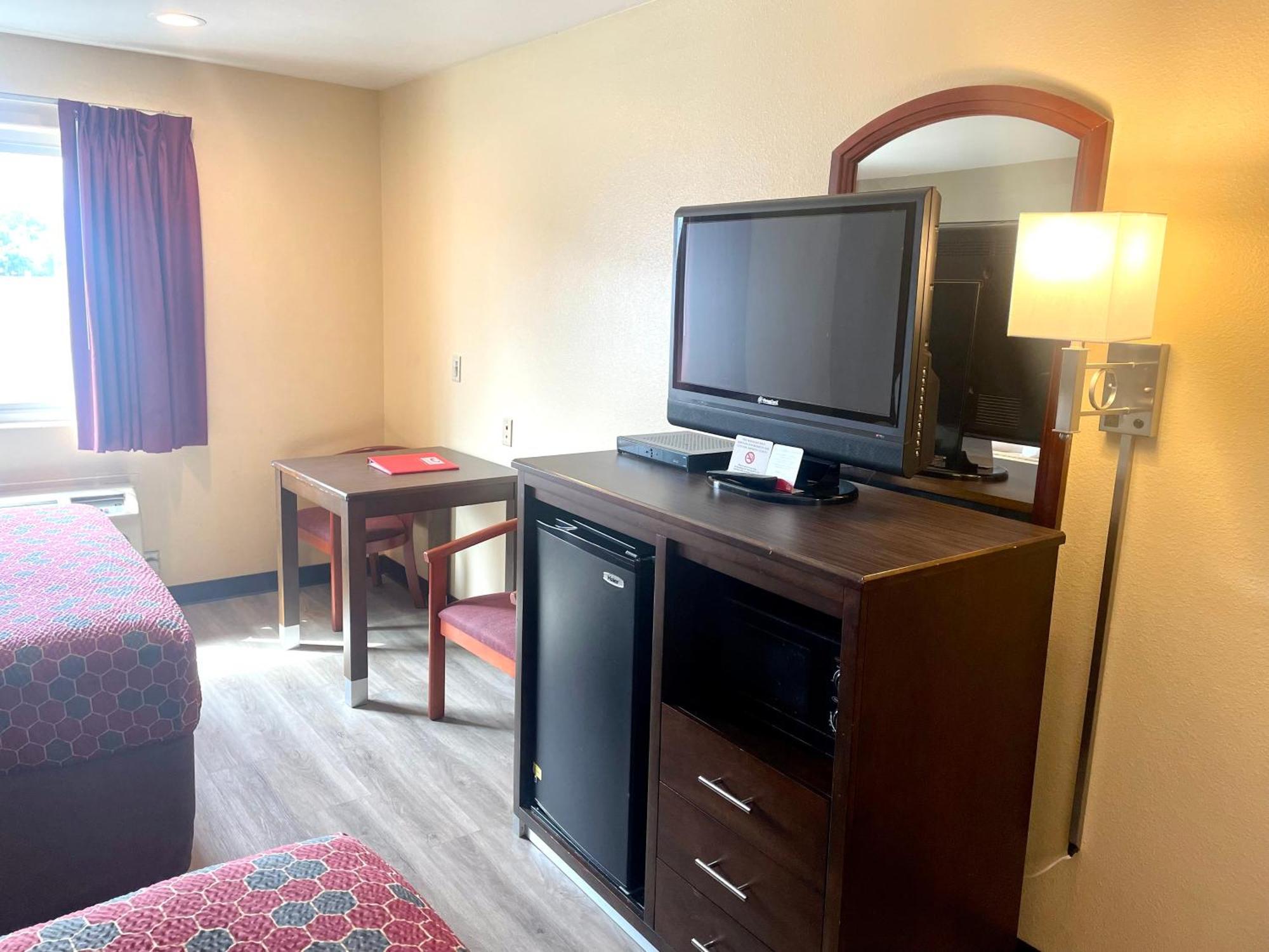 Econo Lodge Inn & Suites Corning Room photo